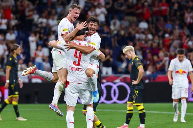 SOCCER - UEFA EL, RBS vs Mjaellby SALZBURG,AUSTRIA,27.AUG.26 - SOCCER - UEFA Europa League, play-off, Red Bull Salzburg vs Mjaellby AIF. Image shows the rejoicing of scorer Haris Tabakovic (RBS) with his teammates.  GEPAxpictures xDavidxGeieregger