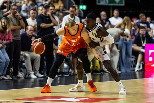 27.08.2026, GER, FIBA ‹Basketball World Cup 2027, European Qualifiers Köln, Deutschland-Türkei Keye van der Vuurst (Niederlande, 1) im Zweikampf gegen Dennis Schroeder (Deutschland, 17) Köln LANXESS arena Nordrhein-Westfalen Deutschland