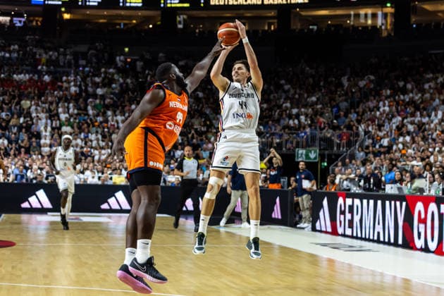27.08.2026, GER, FIBA ‹Basketball World Cup 2027, European Qualifiers Köln, Deutschland-Türkei David Kraemer (Deutschland, 44), Nathan Kuta (Niederlande, 99) Köln LANXESS arena Nordrhein-Westfalen Deutschland