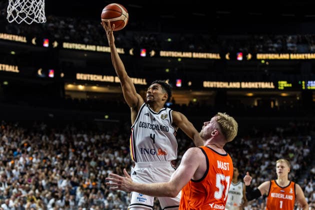 27.08.2026, GER, FIBA ‹Basketball World Cup 2027, European Qualifiers Köln, Deutschland-Türkei Maodo Lo (Deutschland, 4) im Zweikampf gegen Rienk Mast (Niederlande, 51) Köln LANXESS arena Nordrhein-Westfalen Deutschland