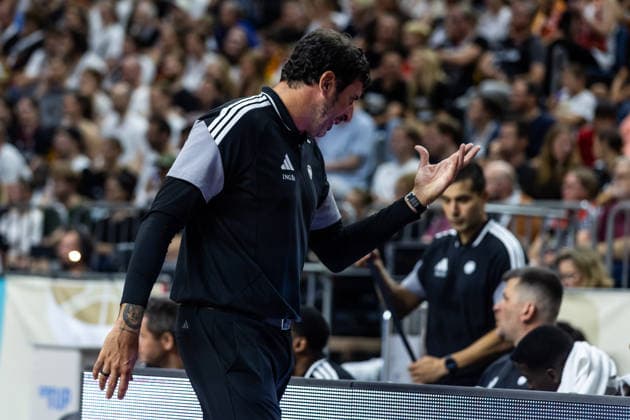 27.08.2026, GER, FIBA ‹Basketball World Cup 2027, European Qualifiers Köln, Deutschland-Türkei Ãlex Mumbru (Trainer, Deutschland) gibt Handzeichen Köln LANXESS arena Nordrhein-Westfalen Deutschland