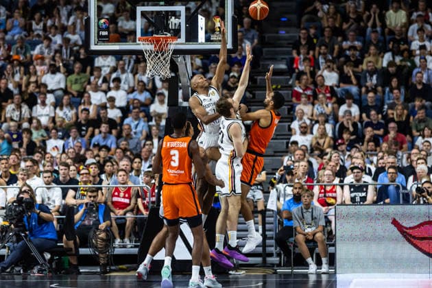 27.08.2026, GER, FIBA ‹Basketball World Cup 2027, European Qualifiers Köln, Deutschland-Türkei Louis Olinde (Deutschland, 16), Malte Delow (Deutschland, 20) im Zweikampf gegen Yannick Franke (Niederlande, 0) Köln LANXESS arena Nordrhein-Westfalen Deutschland