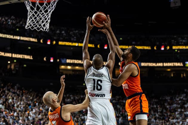 27.08.2026, GER, FIBA ‹Basketball World Cup 2027, European Qualifiers Köln, Deutschland-Türkei Louis Olinde (Deutschland, 16) im Zweikampf gegen Yannick Franke (Niederlande, 0) Köln LANXESS arena Nordrhein-Westfalen Deutschland