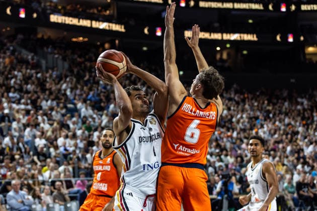 27.08.2026, GER, FIBA ‹Basketball World Cup 2027, European Qualifiers Köln, Deutschland-Türkei Oscar Da Silva (Deutschland, 1) im Zweikampf gegen Sander Hollanders (Niederlande, 6) Köln LANXESS arena Nordrhein-Westfalen Deutschland