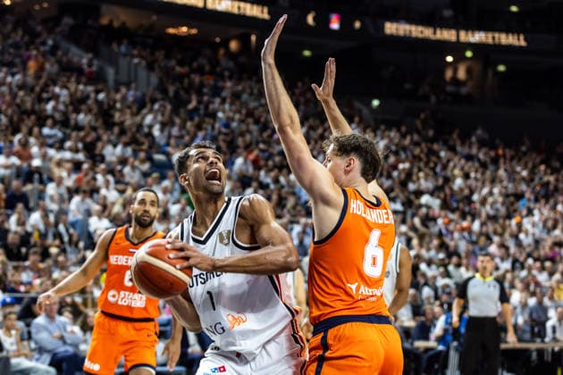 27.08.2026, GER, FIBA ‹Basketball World Cup 2027, European Qualifiers Köln, Deutschland-Türkei Oscar Da Silva (Deutschland, 1) im Zweikampf gegen Sander Hollanders (Niederlande, 6) Köln LANXESS arena Nordrhein-Westfalen Deutschland