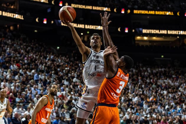27.08.2026, GER, FIBA ‹Basketball World Cup 2027, European Qualifiers Köln, Deutschland-Türkei Oscar Da Silva (Deutschland, 1) im Zweikampf gegen David N Guessan (Niederlande, 3) Köln LANXESS arena Nordrhein-Westfalen Deutschland