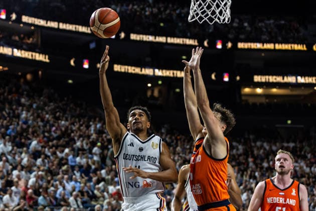27.08.2026, GER, FIBA ‹Basketball World Cup 2027, European Qualifiers Köln, Deutschland-Türkei Maodo Lo (Deutschland, 4) im Zweikampf gegen Sander Hollanders (Niederlande, 6) Köln LANXESS arena Nordrhein-Westfalen Deutschland