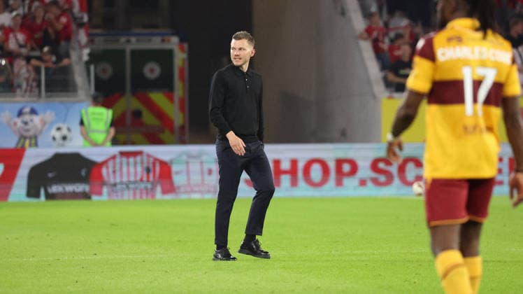 27.08.2026, xrekx, Fussball Conference League Quali, SC Freiburg - FC Motherwell v.l. Spielende Alfred Johansson Trainer (Motherwell FC) Freiburg