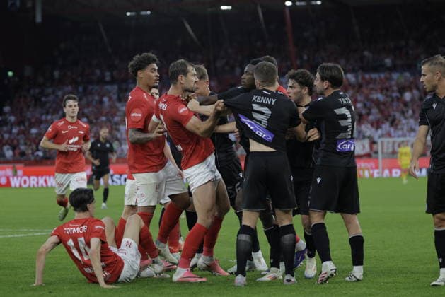 UEFA Conference League Qualifiers 2026: Brann vs. PAOK, Bergen, August 27, 2026. A scuffle during the Conference League playoff soccer match between SK Brann and PAOK at Brann Stadium. Photo by Paul S. Amundsen, NTB, Bergen, Norway. EDITORIAL USE ONLY. RESTRICTED USE FOR BETTING COMPANIES  Copyright: xPaulxS.xAmundsenx xNTBx