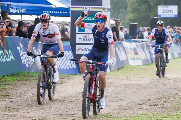 TRENTO, ITALY - AUGUST 27: Charlie Aldridge from Great Britain L) defeated by Adrien Yves Claude Boichis from France R) during the Uci Mountainbike World Championship, WM, Weltmeisterschaft - Men Elite Cross-County Short Track World Championships at Val di Sole on August 27, 2026 in Trento, Italy. Copyright: xJustPictures.ch FrancescoxMinghettix jp-en-EuSpIm-JP6_FRM_UCIWC_MenShort_27_Aug_00023