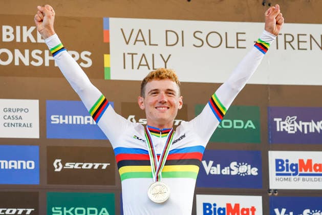 TRENTO, ITALY - AUGUST 27: Adrien Yves Claude Boichis from France celebrates his gold medal during the Uci Mountainbike World Championship, WM, Weltmeisterschaft - Men Elite Cross-County Short Track World Championships at Val di Sole on August 27, 2026 in Trento, Italy. Copyright: xJustPictures.ch FrancescoxMinghettix jp-en-EuSpIm-_NG_0337