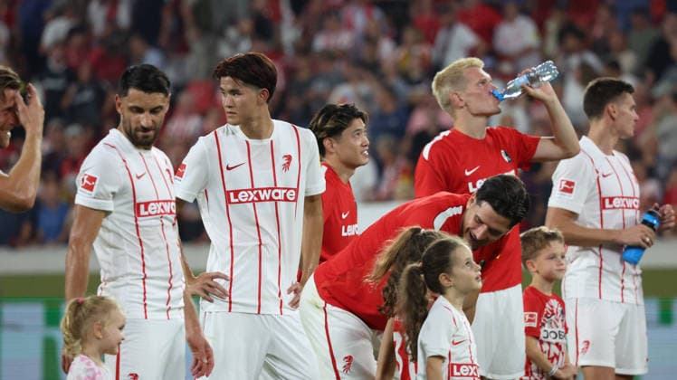 27.08.2026, xrekx, Fussball Conference League Quali, SC Freiburg - FC Motherwell v.l. SC Freiburg Mannschaft, Spieler, jubeln nach Spielende, Team, Player, celebrate at the end of the match Vincenzo Grifo (SC Freiburg) Keisuke Goto (SC Freiburg) Matthias Ginter (SC Freiburg) Freiburg