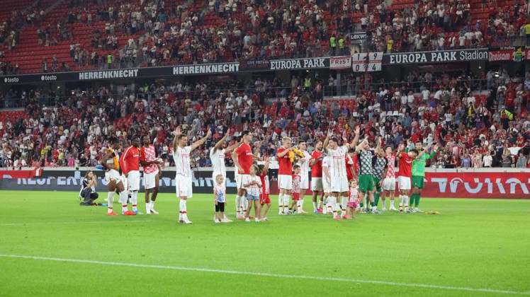 27.08.2026, xrekx, Fussball Conference League Quali, SC Freiburg - FC Motherwell v.l. SC Freiburg Mannschaft, Spieler, jubeln nach Spielende, Team, Player, celebrate at the end of the match Freiburg