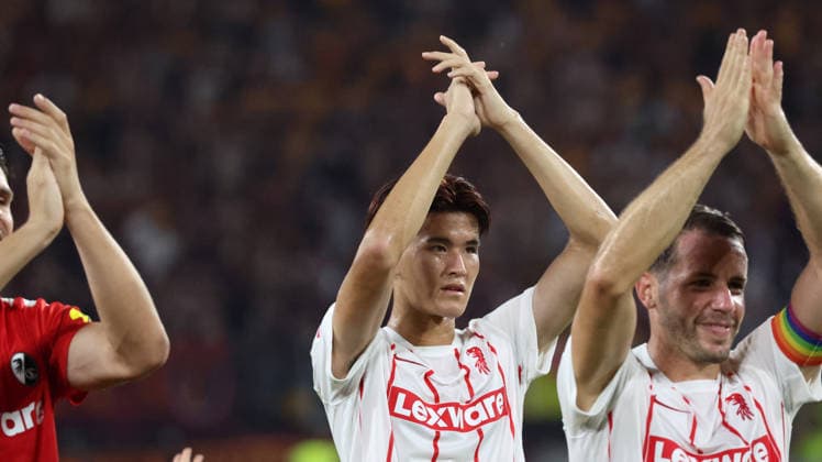 27.08.2026, xrekx, Fussball Conference League Quali, SC Freiburg - FC Motherwell v.l. SC Freiburg Mannschaft, Spieler, jubeln nach Spielende, Team, Player, celebrate at the end of the match Keisuke Goto (SC Freiburg) Freiburg