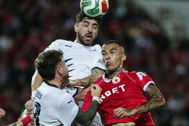 IPA87841567 - CSKA s Maks Ebong in action against OFI s Christos Shelis during the Europa League playoff match between PFC CSKA and OFI Crete FC at the Vasil Levski National Stadium in Sofia, Bulgaria, on August 27, 2026  Copyright: xIvanxSxIvanov IPAxSportx xx 87841567