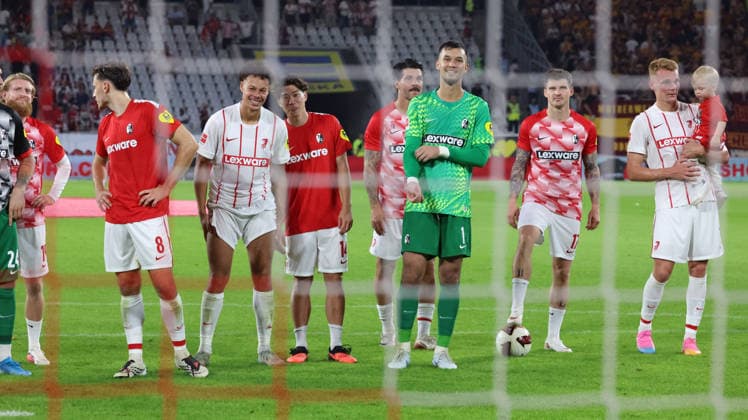 27.08.2026, xrekx, Fussball Conference League Quali, SC Freiburg - FC Motherwell v.l. Mio Backhaus (SC Freiburg) Mannschaft, Spieler, jubeln nach Spielende, Team, Player, celebrate at the end of the match Freiburg