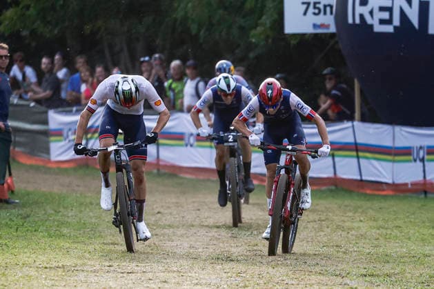 TRENTO, ITALY - AUGUST 27: Charlie Aldridge from Great Britain L) against Adrien Yves Claude Boichis from France for the last 50m during the Uci Mountainbike World Championship, WM, Weltmeisterschaft - Men Elite Cross-County Short Track World Championships at Val di Sole on August 27, 2026 in Trento, Italy. Copyright: xJustPictures.ch FrancescoxMinghettix jp-en-EuSpIm-JP6_FRM_UCIWC_MenShort_27_Aug_00015