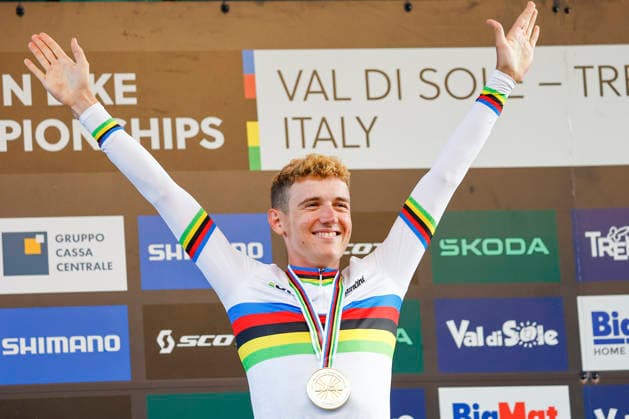 TRENTO, ITALY - AUGUST 27: Adrien Yves Claude Boichis from France celebrates his gold medal during the Uci Mountainbike World Championship, WM, Weltmeisterschaft - Men Elite Cross-County Short Track World Championships at Val di Sole on August 27, 2026 in Trento, Italy. Copyright: xJustPictures.ch FrancescoxMinghettix jp-en-EuSpIm-_NG_0344