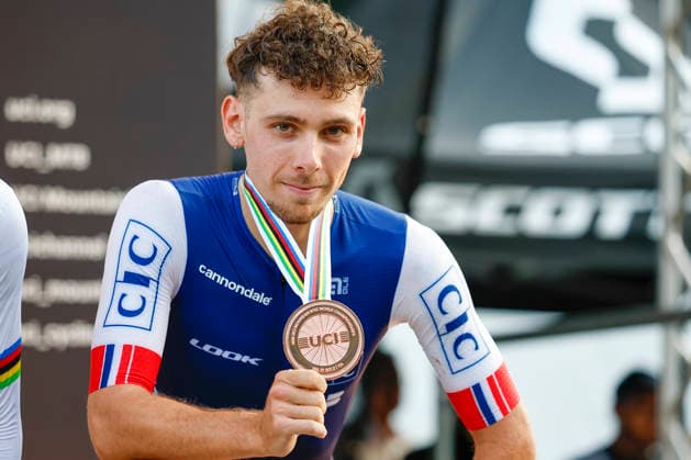 TRENTO, ITALY - AUGUST 27: Luca Martin from France showing his bronze medal during the Uci Mountainbike World Championship, WM, Weltmeisterschaft - Men Elite Cross-County Short Track World Championships at Val di Sole on August 27, 2026 in Trento, Italy. Copyright: xJustPictures.ch FrancescoxMinghettix jp-en-EuSpIm-_NG_0419