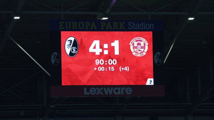 27.08.2026, xrekx, Fussball Conference League Quali, SC Freiburg - FC Motherwell v.l. Anzeigetafel, Videowall, Scoreboard, Info, Werbung Endstand Freiburg