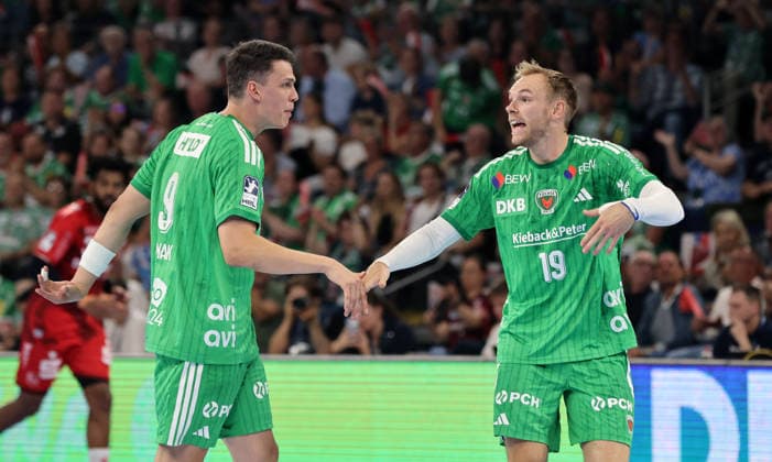 Frederik Simak redet mit Mathias Gidsel Aktion Oberkörper Handball HBL Bundesliga Herren 1. Spieltag Saison 2026 2027 27.08.2026 Füchse Berlin vs MT Melsungen