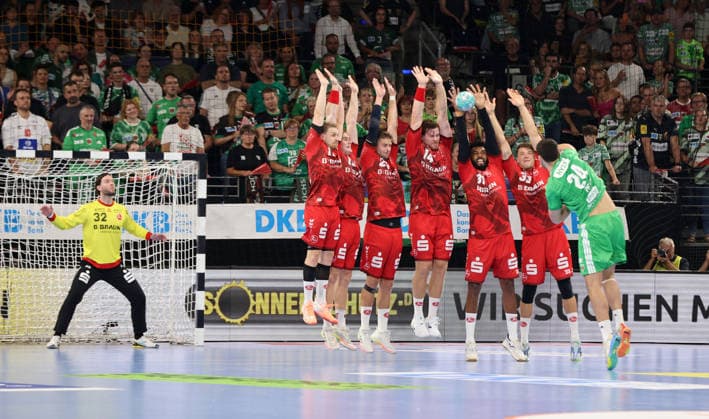 li. Torwart Kristof Palasics, re. Lauro Pichiri wirft in die Mauer Zweikampf Spielszene Aktion Handball HBL Bundesliga Herren 1. Spieltag Saison 2026 2027 27.08.2026 Füchse Berlin vs MT Melsungen