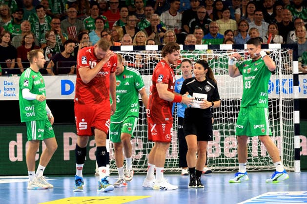 27.08.2026, GER Deutschland, Handball, 1.Bundesliga, 27.08.2026, Saison 2026 2027, Berlin, Fuechse Berlin vs Melsungen Mathias Gidsel ( Fuechse Berlin 19 ), Mijajlo Marsenic ( Fuechse Berlin 93 ), Dainis Kristopans ( MT Melsungen 10 ), Ben Beekmann ( MT Melsungen 14 ), Schiedsrichterin Berlin Max-Schmeling-Halle Berlin Deutschland Copyright: xNordphotox xEnglerx