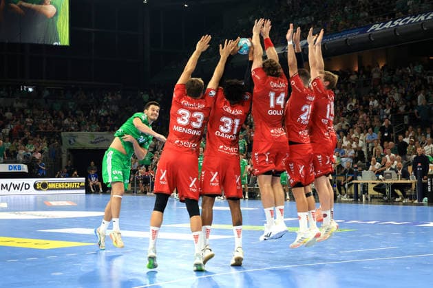 27.08.2026, GER Deutschland, Handball, 1.Bundesliga, 27.08.2026, Saison 2026 2027, Berlin, Fuechse Berlin vs Melsungen Lauro Pichiri ( Fuechse Berlin 24 ), Melsunger-Spielermauer Berlin Max-Schmeling-Halle Berlin Deutschland Copyright: xNordphotox xEnglerx