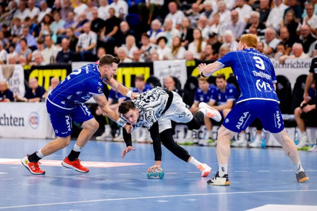 Kiel, 27. August 2026 - Handball, 1. Bundesliga 2026 27, THW Kiel - TBV Lemgo Lippe: Adam Nyfjäll (TBV Lemgo Lippe, 22), Domen Makuc (THW Kiel, 35), Nicolai Theilinger (TBV Lemgo Lippe, 3)