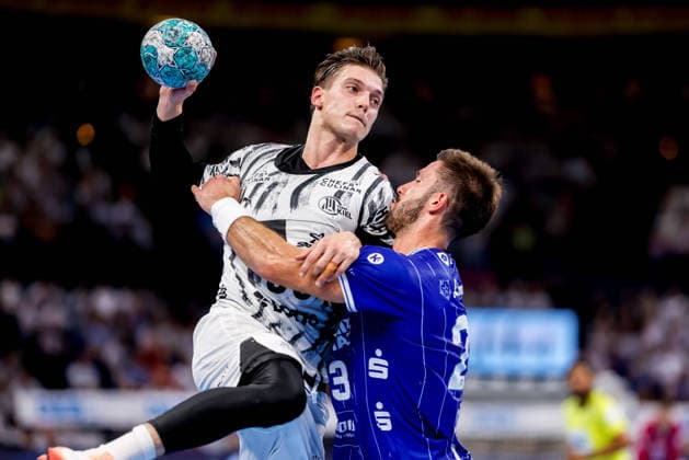 Kiel, 27. August 2026 - Handball, 1. Bundesliga 2026 27, THW Kiel - TBV Lemgo Lippe: Domen Makuc (THW Kiel, 35), Tim Suton (TBV Lemgo Lippe, 23)