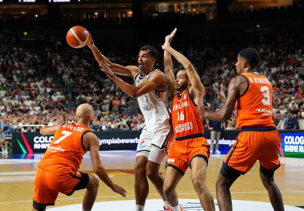 Oscar Da Silva (Deutschland, 1) spielt den Ball. GER, Deutschland vs Niederlande, Basketball, Länderspiel, World Cup European Qualifiers, LANXESS arena, Köln, 27.08.2026 Foto: HMB Media Scott W. Coleman Köln LANXESS arena Nordrhein-Westfalen GER Copyright: xScottxW.xColemanx