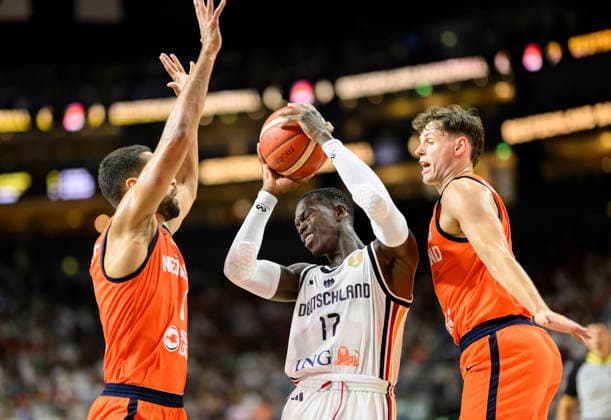 Dennis Schröder (Deutschland) zwischen zwei Spielern der Niederlande, Aktion, Basketball Männer FIBA WM-Qualifikationsspiel, Second Round Group K, Deutschland - Niederlande, am 27.08.2026 in Köln Deutschland LanxessArena
