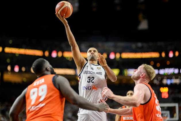 Johannes Thiemann (Deutschland) in Aktion, Wurf, l. Nathan Kuta (Niederlande). Basketball Männer FIBA WM-Qualifikationsspiel, Second Round Group K, Deutschland - Niederlande, am 27.08.2026 in Köln Deutschland LanxessArena