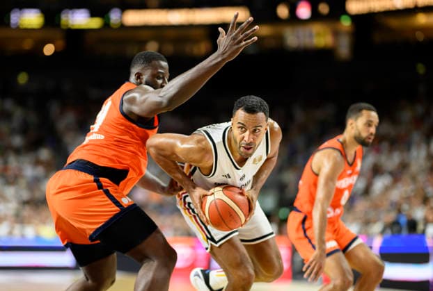 Johannes Thiemann (Deutschland) in Aktion, gegen Nathan Kuta l. (Niederlande). Basketball Männer FIBA WM-Qualifikationsspiel, Second Round Group K, Deutschland - Niederlande, am 27.08.2026 in Köln Deutschland LanxessArena