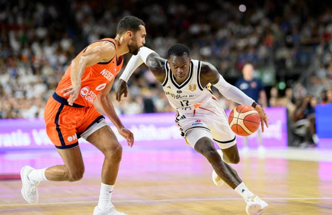 Dennis Schröder (Deutschland) in Aktion, gegen Yannik Franke (Niederlande), Zweikampf. Basketball Männer FIBA WM-Qualifikationsspiel, Second Round Group K, Deutschland - Niederlande, am 27.08.2026 in Köln Deutschland LanxessArena