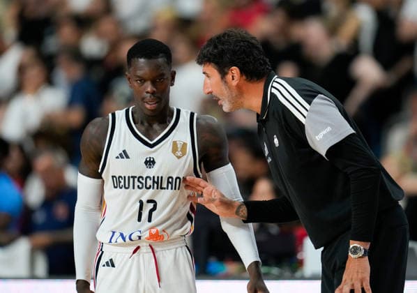 Dennis Schroder (Deutschland, 17) spricht mit Alex Mumbru (Deutschland, Cheftrainer). GER, Deutschland vs Niederlande, Basketball, Länderspiel, World Cup European Qualifiers, LANXESS arena, Köln, 27.08.2026 Foto: HMB Media Scott W. Coleman Köln LANXESS arena Nordrhein-Westfalen GER Copyright: xScottxW.xColemanx