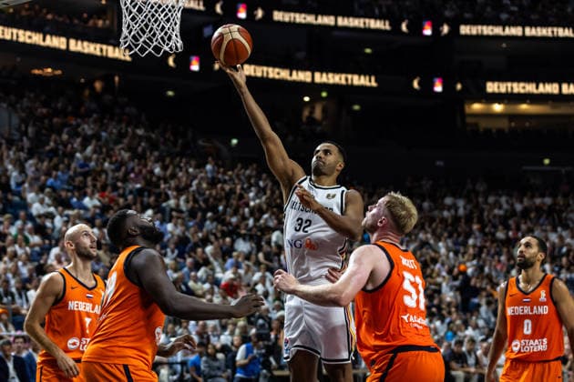 27.08.2026, GER, FIBA ‹Basketball World Cup 2027, European Qualifiers Köln, Deutschland-Türkei Johannes Thiemann (Deutschland, 32) im Zweikampf gegen Rienk Mast (Niederlande, 51) Köln LANXESS arena Nordrhein-Westfalen Deutschland