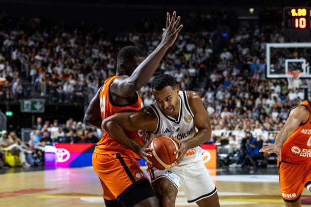 27.08.2026, GER, FIBA ‹Basketball World Cup 2027, European Qualifiers Köln, Deutschland-Türkei Johannes Thiemann (Deutschland, 32) im Zweikampf gegen Nathan Kuta (Niederlande, 99) Köln LANXESS arena Nordrhein-Westfalen Deutschland
