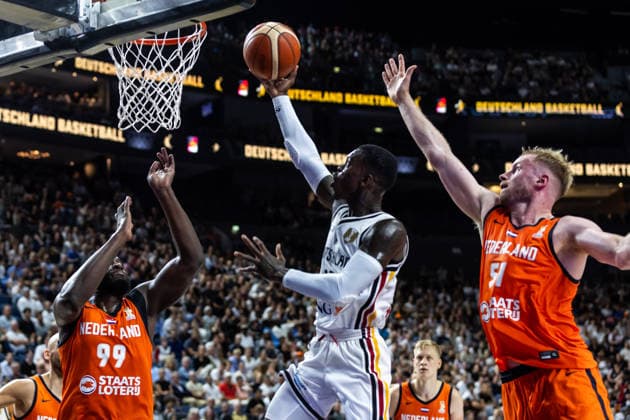 27.08.2026, GER, FIBA ‹Basketball World Cup 2027, European Qualifiers Köln, Deutschland-Türkei Dennis Schroeder (Deutschland, 17) im Zweikampf gegen Rienk Mast (Niederlande, 51) Köln LANXESS arena Nordrhein-Westfalen Deutschland