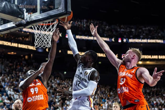 27.08.2026, GER, FIBA ‹Basketball World Cup 2027, European Qualifiers Köln, Deutschland-Türkei Dennis Schroeder (Deutschland, 17) im Zweikampf gegen Rienk Mast (Niederlande, 51) Köln LANXESS arena Nordrhein-Westfalen Deutschland