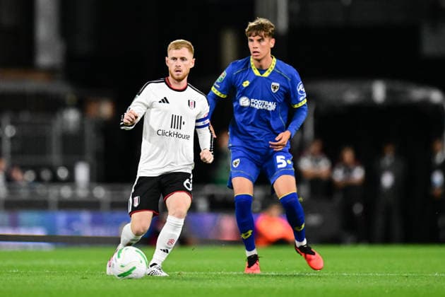 Fulham v AFC Wimbledon, EFL Cup Fulham midfielder Harrison Reed (6) looks to release the ball under pressure from AFC Wimbledon midfielder (on loan from Chelsea) Ollie Harrison (5) during the EFL Cup match between Fulham and AFC Wimbledon at Craven Cottage, London, UK on 27 August 2026. London Craven Cottage Greater London UK Editorial use only DataCo restrictions apply See www.football-dataco.com , Copyright: xDennisxGoodwinx PSI-24776-0021