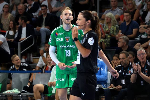 27.08.2026, GER Deutschland, Handball, 1.Bundesliga, 27.08.2026, Saison 2026 2027, Berlin, Fuechse Berlin vs Melsungen Mathias Gidsel ( Fuechse Berlin 19 ), lacht über dieSchiedsrichterin Berlin Max-Schmeling-Halle Berlin Deutschland Copyright: xNordphotox xEnglerx