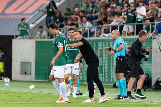 Fussball, UEFA Conference League Qualifikation: FC St. Gallen 1879 vs. FC Nordsjaelland, Donnerstag, 27.08.2026 (Berit Sitterstadion, St. Gallen, Schweiz); Enrico Maaßen, Enrico Maassen (Trainer, FC St. Gallen) gibt Lukas Görtler (16, FC St. Gallen) Anweisungen nach der roten Karte an Mihailo StevanoviÄ‡, Mihailo Stevanovic (64, FC St. Gallen) Copyright: xValentinxDomgjonix