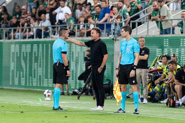 Fussball, UEFA Conference League Qualifikation: FC St. Gallen 1879 vs. FC Nordsjaelland, Donnerstag, 27.08.2026 (Berit Sitterstadion, St. Gallen, Schweiz); Schiedsrichter (Orel Grinfeeld) diskutiert mit FC St. Gallen Trainer Enrico Maaßen, Enrico Maassen (Trainer, FC St. Gallen) Copyright: xValentinxDomgjonix