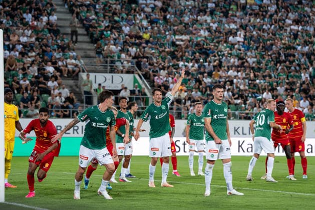 Fussball, UEFA Conference League Qualifikation: FC St. Gallen 1879 vs. FC Nordsjaelland, Donnerstag, 27.08.2026 (Berit Sitterstadion, St. Gallen, Schweiz); Strafraumszene nach einem Eckball für den FC Nordsjaelland, Lukas Görtler (16, FC St. Gallen) Copyright: xValentinxDomgjonix