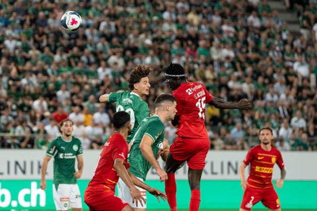 Fussball, UEFA Conference League Qualifikation: FC St. Gallen 1879 vs. FC Nordsjaelland, Donnerstag, 27.08.2026 (Berit Sitterstadion, St. Gallen, Schweiz); Leon Frokaj (20, FC St. Gallen) und Stephen Acquah (15, FC Nordsjaelland) im Kopfballduell Copyright: xValentinxDomgjonix
