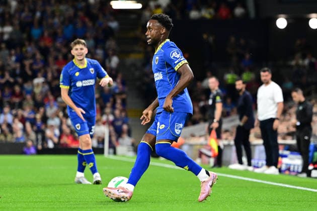 Fulham v AFC Wimbledon, EFL Cup AFC Wimbledon defender Stephen Sessegnon (2) sprints forward with the ball during the EFL Cup match between Fulham and AFC Wimbledon at Craven Cottage, London, UK on 27 August 2026. London Craven Cottage Greater London UK Editorial use only DataCo restrictions apply See www.football-dataco.com , Copyright: xDennisxGoodwinx PSI-24776-0023