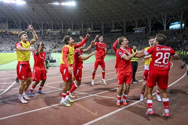 BAKU - FC Twente players celebrate the victory after the UEFA Conference League play-off match between Qarabag FK and FC Twente at the Tofiq Bahramov Republican Stadium on August 27, 2026, in Baku, Azerbaijan. ROMAN ISMAILOV ANP xVIxANPxSportx xxANPxIVx 566388845 originalFilename: 566388845.jpg