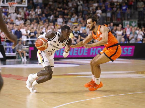 Länderspiel Deutschland vs. Niederlande iin der Könarena (Koelnarena) WM-Qualifikation (Laenderspiel Weltmeisterschaftsvorbereitung) Hier: Dennis Schröder (Schroeder)
