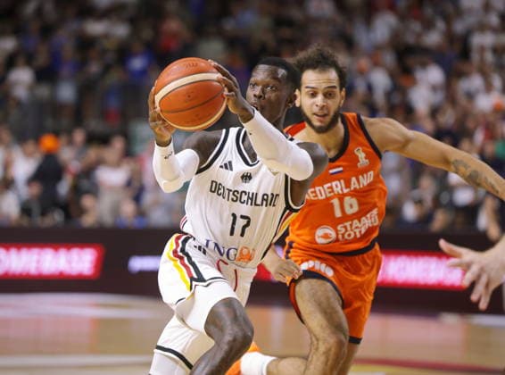 Länderspiel Deutschland vs. Niederlande iin der Könarena (Koelnarena) WM-Qualifikation (Laenderspiel Weltmeisterschaftsvorbereitung) Hier: Dennis Schröder (Schroeder)
